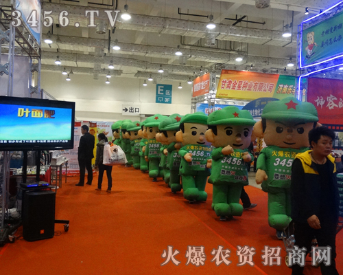 在第19屆濟南植保會上，火爆氣模娃娃感染展會的每一個人