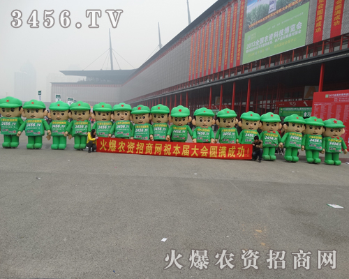 斗志昂揚火爆卡通氣模娃娃在展會上吸引著眾人的目光