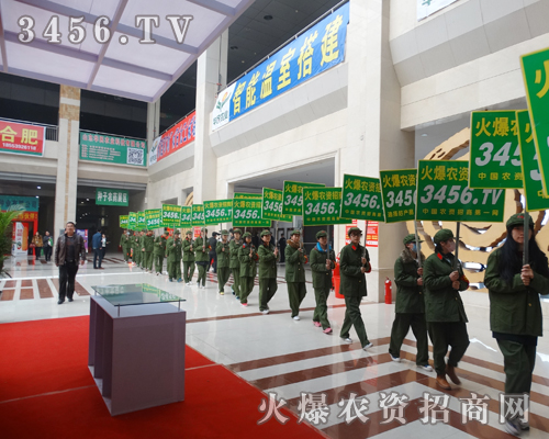 火爆宣傳隊穿著綠色軍裝，猶如一支天兵天將