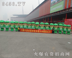 斗志昂揚火爆卡通氣模娃娃在展會上吸引著眾人的目光